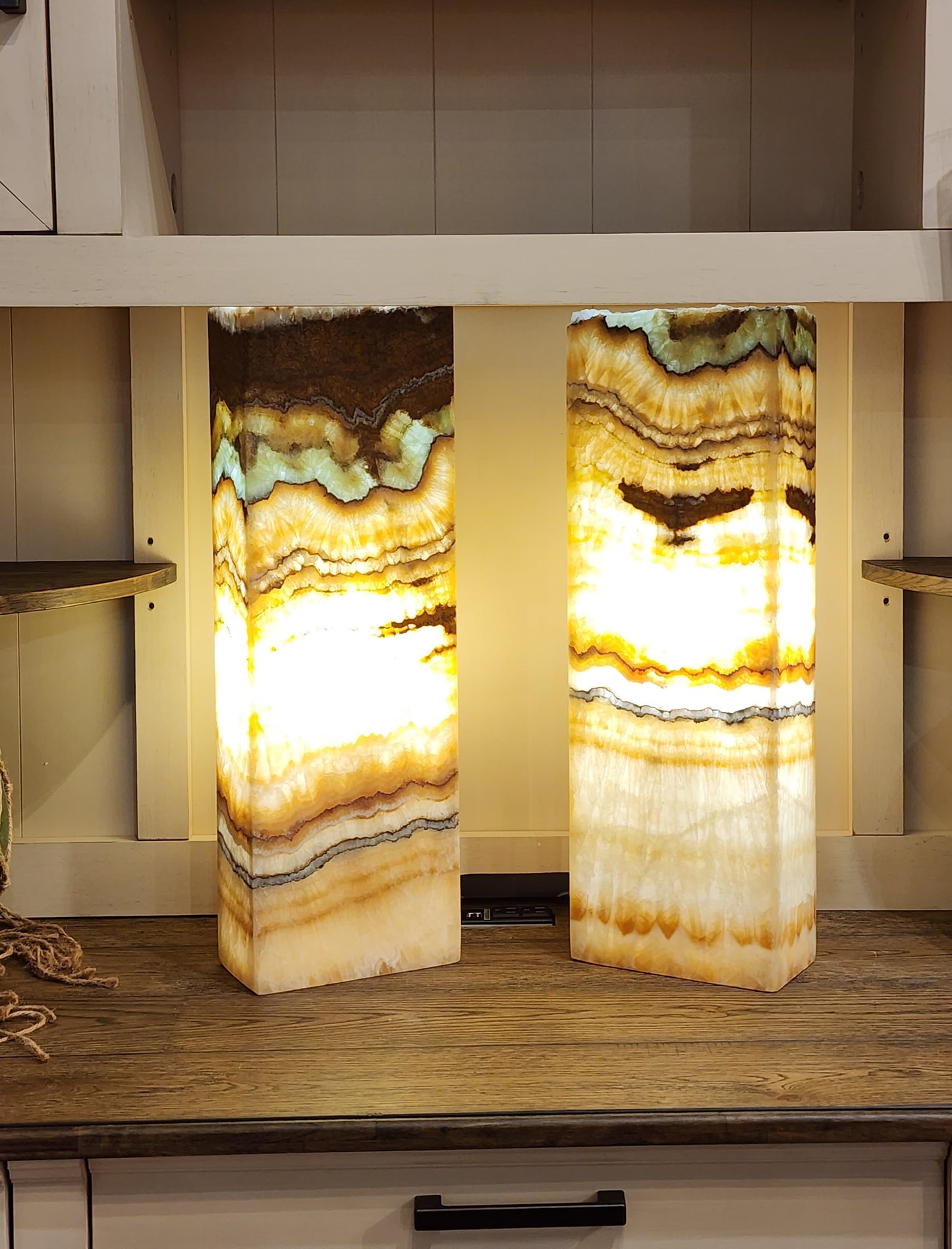 24" x 8" x 4" Onyx Lamp